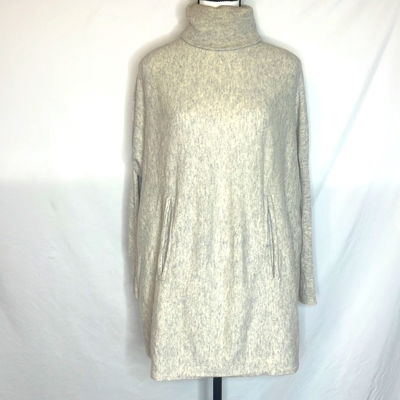 Garnet Hill Cashmere  Wool Oversized Kangaroo Pocket Turtleneck Sweater - Picture 4 of 10